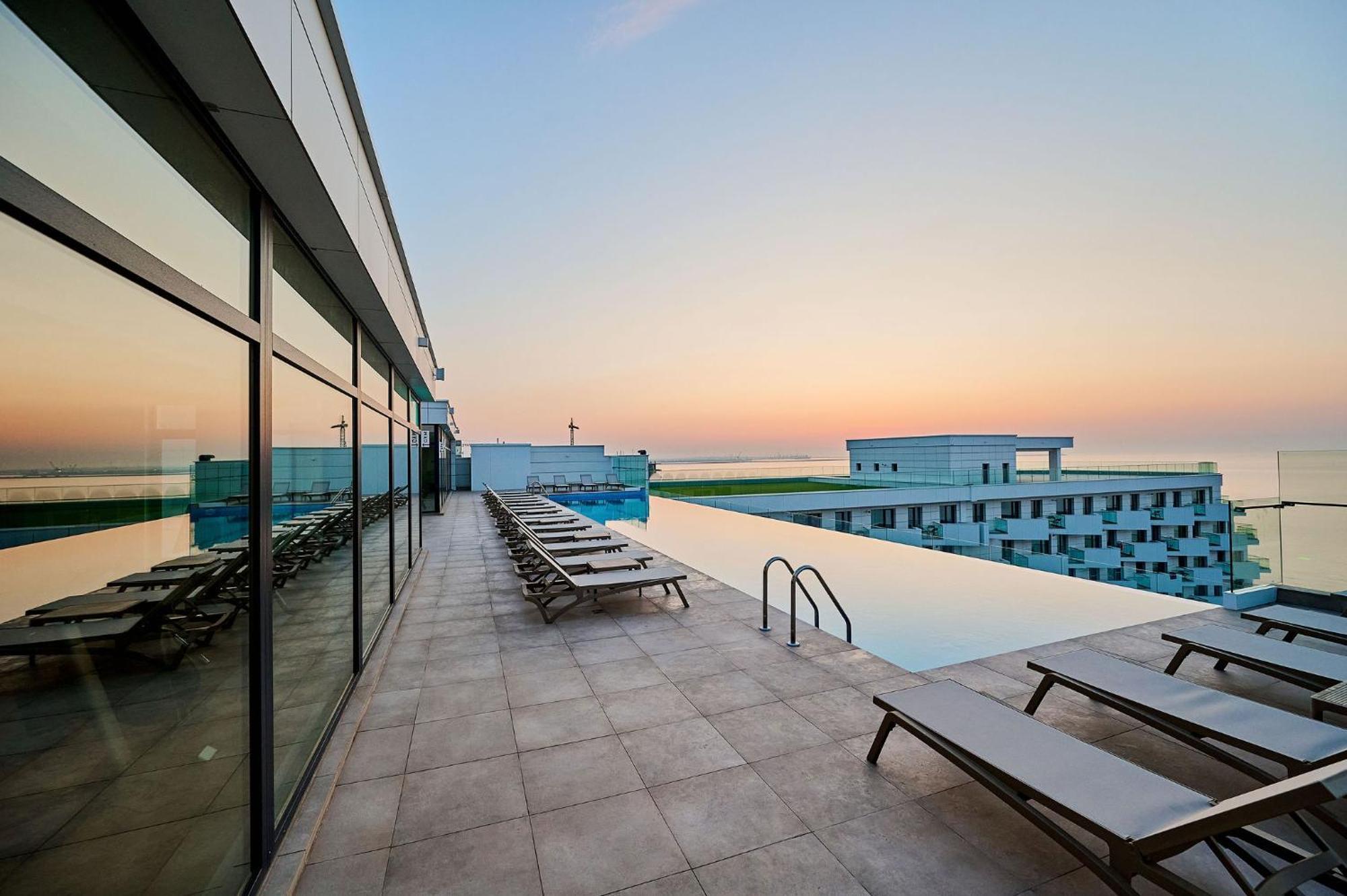 Beach Bliss Apartment In Infinity Beach Resort Parking ママイア エクステリア 写真
